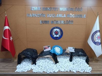 İzmir'de uyuşturucu operasyonunda 3 kişi tutuklandı