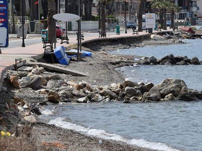 İzmir’de Vatandaşlar Kısıtlamaya Rağmen Tenha Yerlerde Denize Girdi