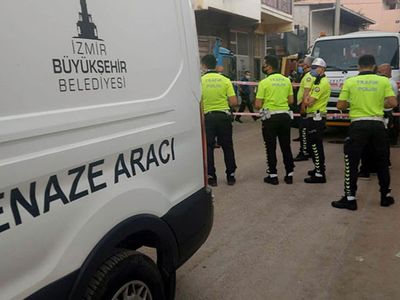 İzmir’de Yaşlı Adam Geri Manevra Yapan Çöp Kamyonunun Altında Kaldı