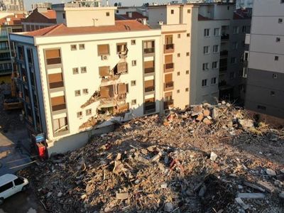 İzmir’de Yıkım Esnasında Çöken Bina Yandaki Binaya Zarar Verdi
