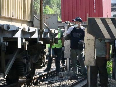 İzmir'de Yük Treni Raydan Çıktı! Seferler Durduruldu