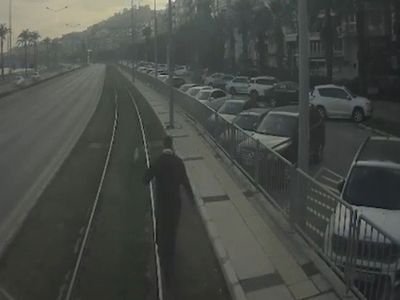 İzmir'den Gülümseten Görüntüler: Bir Vatman Raylardaki Davetsiz Misafire Yardım Etti