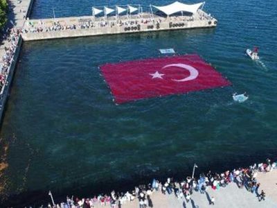 İzmit Körfezi'nde 600 metrekarelik Türk bayrağı: Denizde açılan en büyük bayrak rekoru kırıldı!