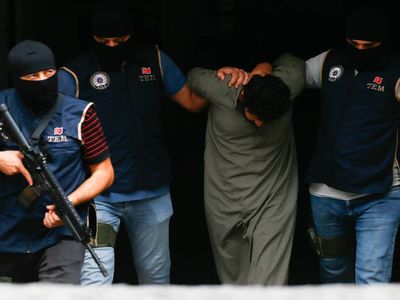 Jandarma ekiplerinden Mahzen-8 operasyonu: 20 şüpheli yakalandı