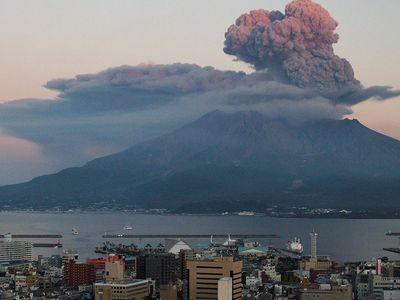 Japonya'daki Aso Yanardağı'nda Patlama!