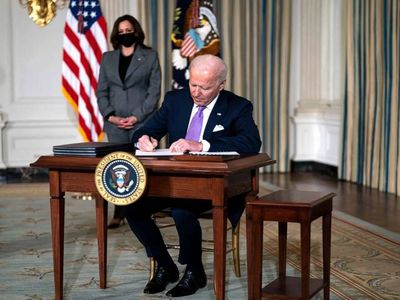 Joe Biden imzayı attı: ABD hükümeti 1 saat farkla kurtuldu