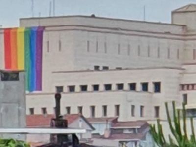 Joe Bıden'ın Gay Sözcüsü Bütün Elçiliklere Talimat Göndermiş Olmalı! İstanbul Başkonsolosluğuna LGBT Bayrağı Asıldı