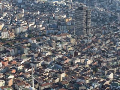 Kaçak kat değil apartman çıkmışlar: Deprem sonrası İstanbul Bağcılar’daki bina gündem oldu