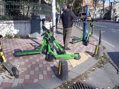 Kadıköy halkı belediyeye isyan etti: Kaldırımlarda yürüyemiyoruz artık