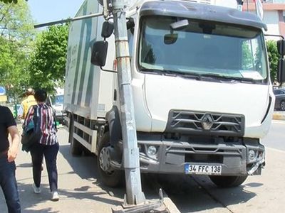 Kadıköy'de hakimiyetini kaybeden kamyon etrafa dehşet saçtı! Park halindeki otomobillere çarptı