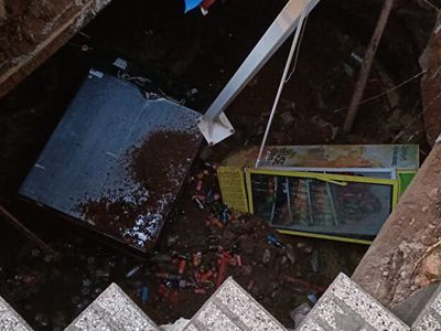 Kadıköy'de İlginç Olay: Bir Binanın Önünde 5 Metre Derinliğinde Çukur Oluştu!