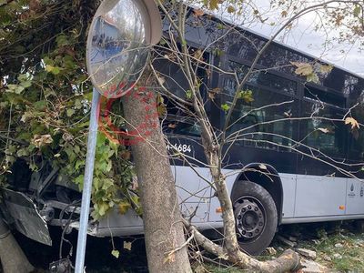 Kadıköy’de korku dolu anlar: Metrobüs kontrolden çıkıp duvara çarptı