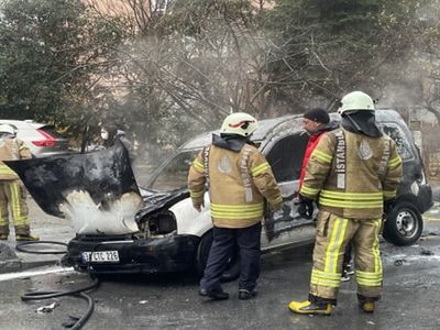 Kadıköy’de Korku Dolu Anlar: Seyir Halindeki Araç Alev Aldı