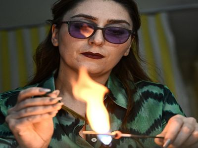 Kadın girişimci, ev atölyesinde atık camlardan dünya çapında takılar üreterek başarı yakaladı!