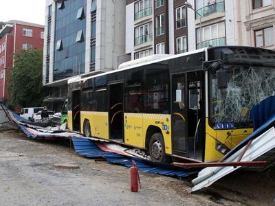 Kağıthane'de Kaza! İETT Otobüsü Metro İnşaatına Çarptı