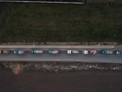 Kahramanmaraş depremlerin enkazları kaldırılıyor: Hafriyat kamyonları metrelerce kuyruk oluşturdu
