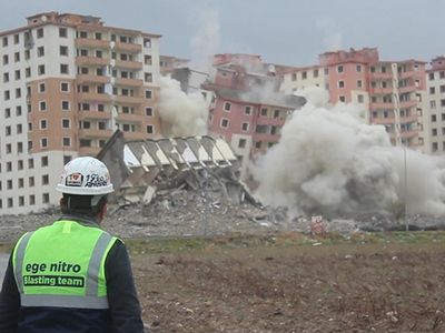 Kahramanmaraş'ta ağır hasarlı binalar patlatılıyor