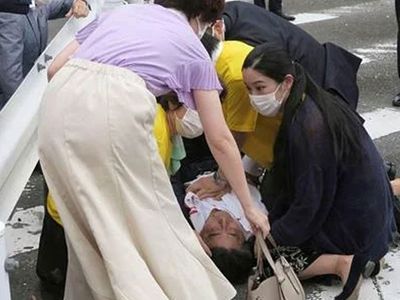Kameralar önünde korku dolu anlar: Japonya eski Başbakanı Şinzo Abe silahlı saldırıya uğradı