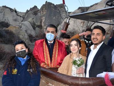 Kapadokya'da 800 Metre Yükseklikte Dünya Evine Girdiler