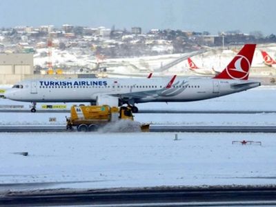 Kar Yağışı Nedeniyle Uçuşları İptal Edilen İstanbul Havalimanı'nda Seferler Yeniden Başlıyor