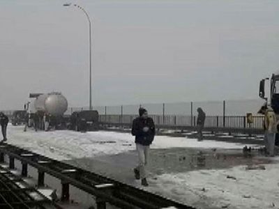Kar yağışı olumsuzlukları getirmeye devam ediyor, TEM'de meydana gelen büyük bir kaza sebebiyle yollar trafiğe kapandı!