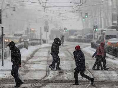 Kar yağışı yeniden başladı: Meteoroloji İstanbul için saat verdi
