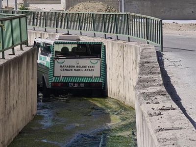Karabük’te Cenaze Aracı Su Kanalına Düştü