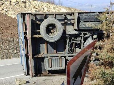 Karabük’te Kontrolden Çıkan Kamyon Yolda Devrildi