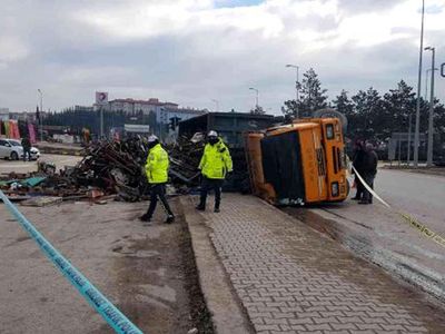 Karabük'te Korkunç Kaza: Kontroldan Çıkan Hurda Yüklü Kamyon Devrildi!