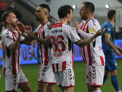 Karadeniz derbisinde kazanan Samsunspor: Rizespor'u 3 golle geçti