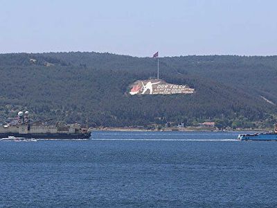 Karadeniz'e doğal gaz borularını yerleştirecek olan 'Castoro 10' isimli gemi Çanakkale Boğazı'ndan geçti