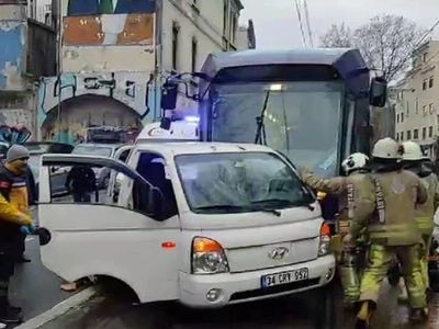 Karaköy’de tramvay kamyonete çarptı: Hat ulaşıma kapandı