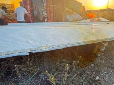 Karapınar'da kontrolden çıkan kamyon devrildi, 1 kişi yaralandı