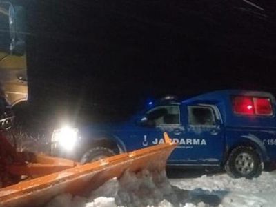 Karda Mahsur Kalan 3 Kişilik Aileyi Jandarma Ve Belediye Ekipleri Kurtardı