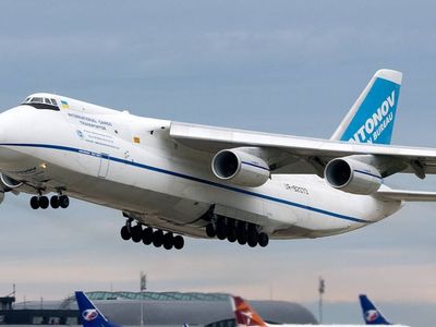 Kargo uçağının tekerleği koptu: Havada korku dolu anlar yaşandı