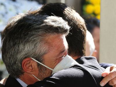 Kariyerinde Beşiktaş ve Fenerbahçe formasını terleten eski milli yıldız Tümer Metin babasını kaybetti! Emekli futbolcunun babası Ali Metin son yolculuğuna uğurlandı