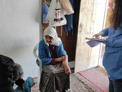Karlı Yolları Aşarak Aşı Yapıyorlar