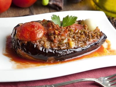 Karnıyarık nasıl yapılır, hangi ayarda pişer, kaç kalori, yanına en iyi ne gider? Patlıcan ile kıymanın lezzetli buluşması fırında karnıyarık tarifi...