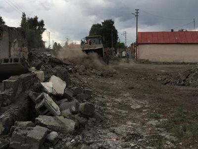 Kars’ta Metruk Binalar Tek Tek Yıkılarak Temizleniyor