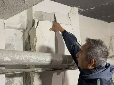 Kartal'da 3 bloklu sitede korkutan anlar: Bina dokundukça dökülüyor!