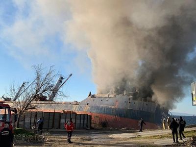 Kartal'da Karaya Oturan Gemide Korkutan Yangın