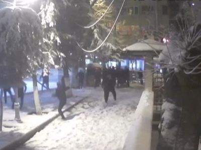 Kartopu değil meydan savaşı! İstanbul'da kar topu savaşında silahlar devreye girdi: Çok sayıda kişi yaralandı
