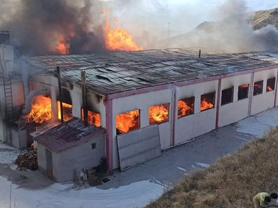 Kastamonu’da korku dolu anlar: Kapı fabrikası alev aldı, dumanlar gökyüzünü kapladı