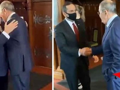Katarlı mevkidaşını eli cebinde karşılayan Sergey Lavrov: Bakan Mevlüt Çavuşoğlu ile kucaklaştı!