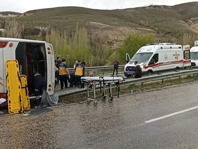 Katliam gibi kaza: Sivas’ta minibüs devrildi, çok sayıda yaralı var