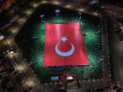 Kayseri'de 15 Temmuz etkinlikleri kapsamında dünyanın en büyük Türk bayrağı açıldı