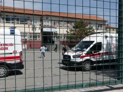 Kayseri'de gıda zehirlenmesi şüphesi: 24 öğrenci hastaneye kaldırıldı, öğretmenler basın mensuplarına saldırdı!