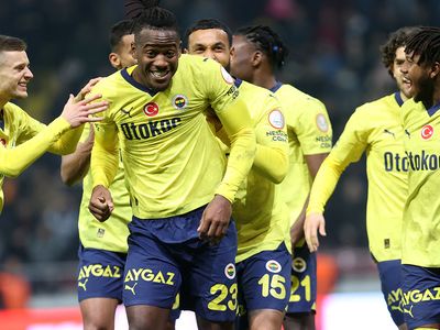 Kayseri'de gol düellosu: Fenerbahçe kazandı Galatasaray'a göz kırptı