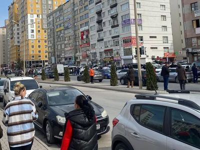 Kayseri’de peş peşe depremler: Halk sokağa akın etti