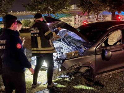 Kayseri'de virajı alamayan SUV aracı aydınlatma direğini söktü: 1 yaralı